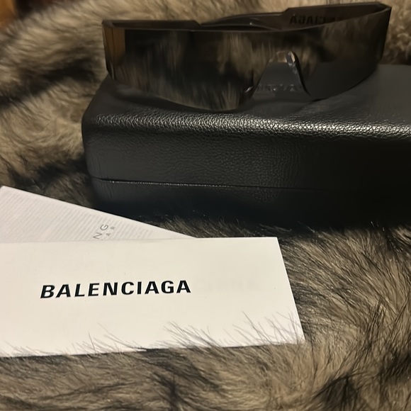 BALENCIAGA FUTURISTIC SUNGLASSES - Picture 4 of 5